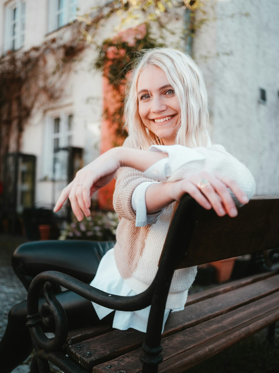 Portrait professionnel d'une femme facilitatrice senior