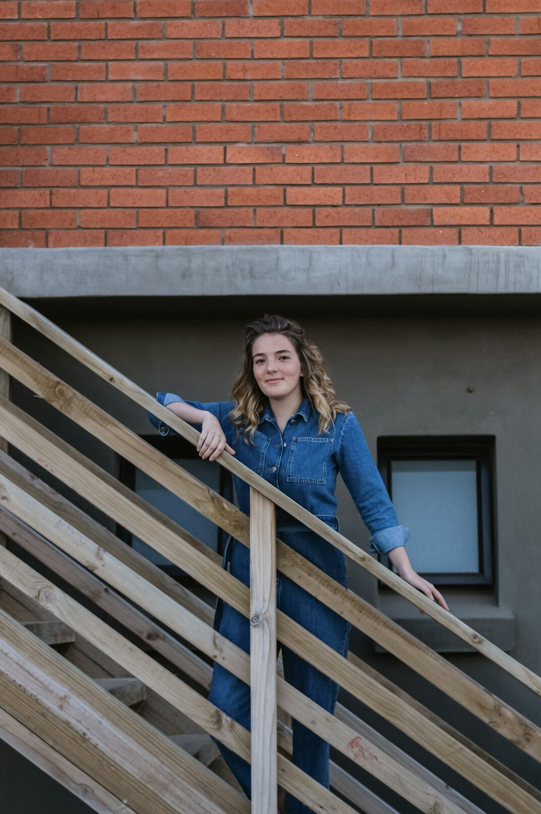 Portrait d'une femme d'affaires souriante en tenue professionnelle